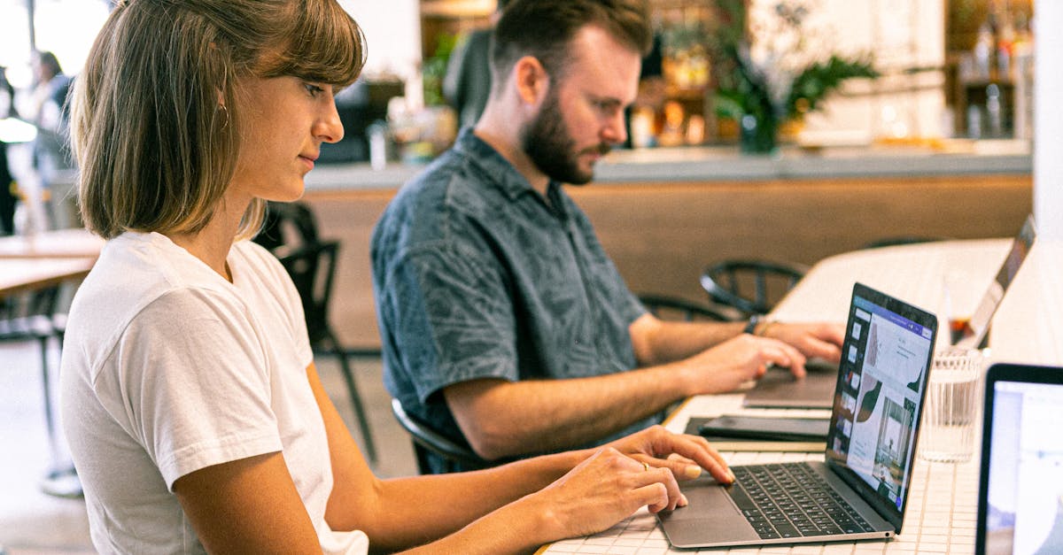 découvrez un espace de coworking inspirant où la collaboration et la créativité s'épanouissent. profitez d'un environnement flexible avec des postes de travail modernes, des salles de réunion équipées et une communauté dynamique pour booster votre productivité.