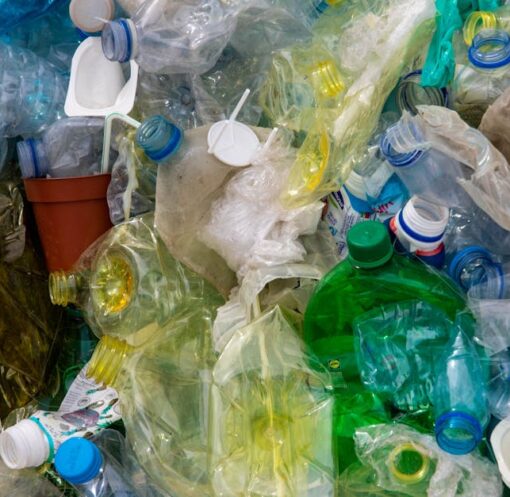 découvrez l'impact croissant de la pollution plastique sur notre planète. explorez les causes, les conséquences et les solutions pour réduire cette menace environnementale et préserver la biodiversité.